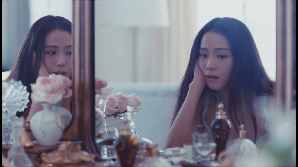 Jisoo frente a un espejo para el videoclip de flower