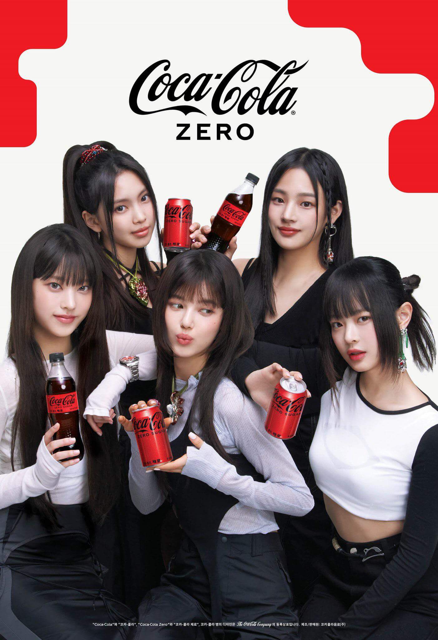 NewJeans mirando a cámara y sujetando botellas de Coca-Cola Zero